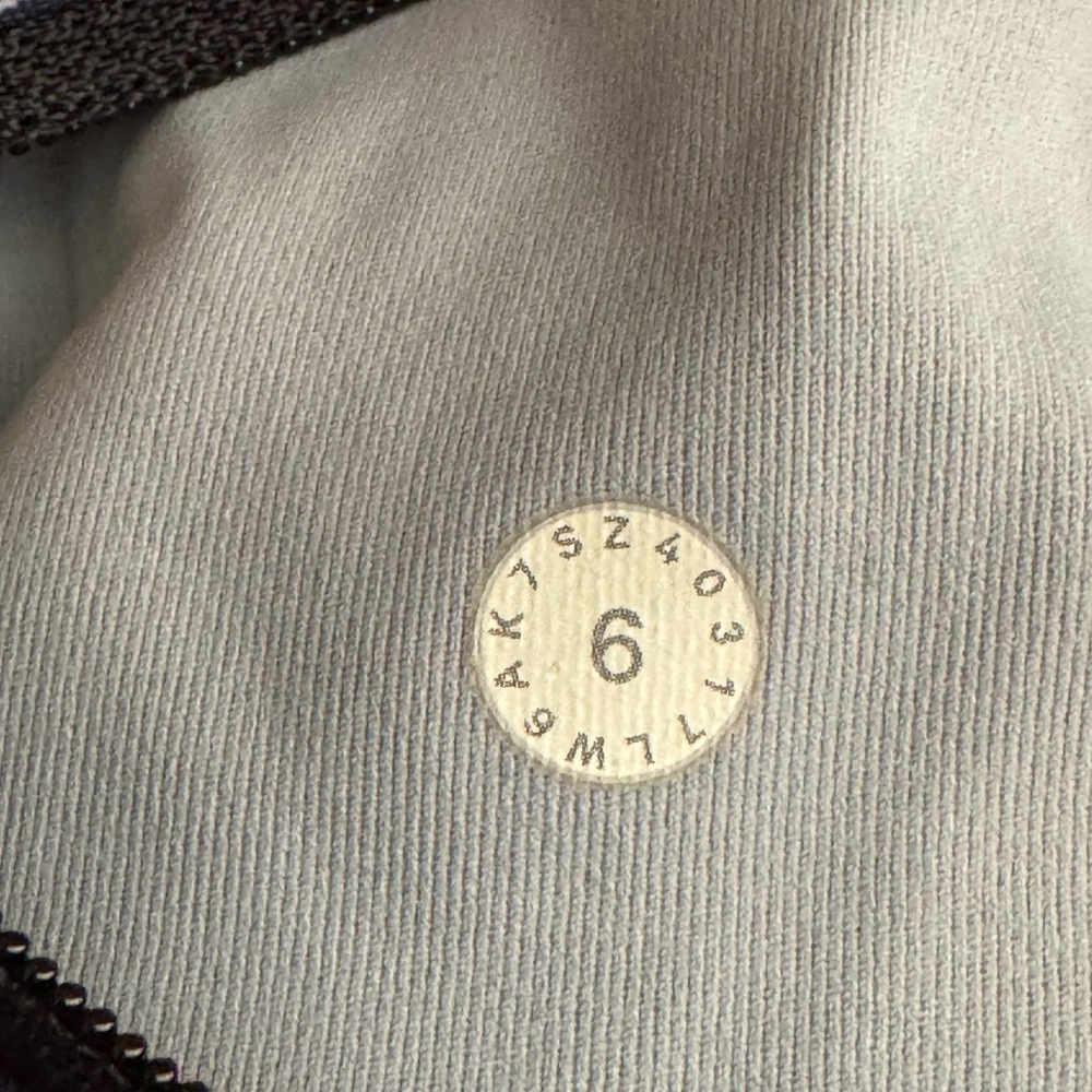 Lululemon Wonder Under Crop (Hi-Rise) (Full-On Luxtreme 21") size 6 - Picture 6 of 6